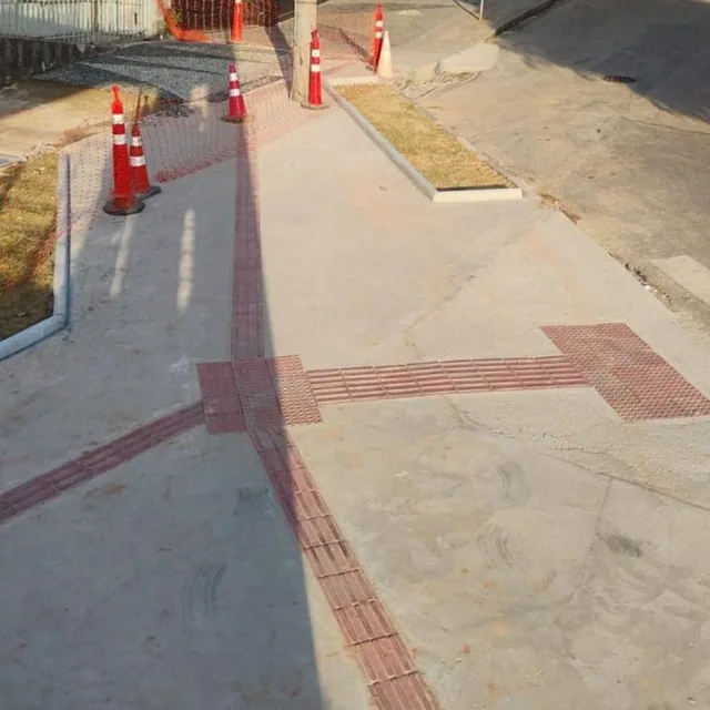 Piso tátil e adequação de calçada